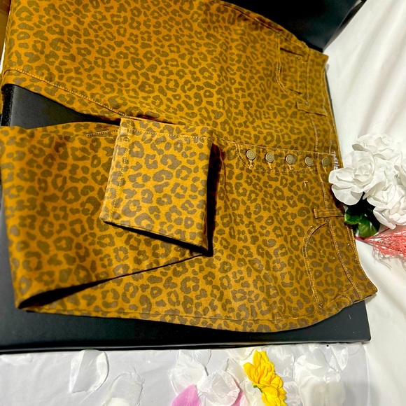 Wild and Witty button up leopard skinny leg jeans - Picture 4 of 4
